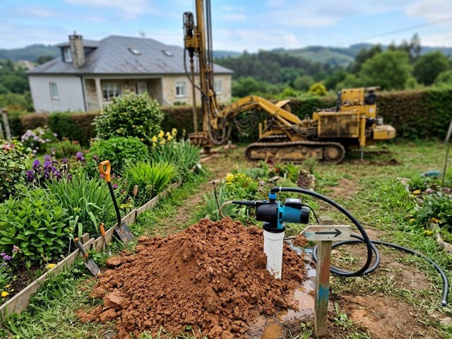 Agua para el riego y el hogar con pozos de barrena para jardines y usos domésticos en Oleiros