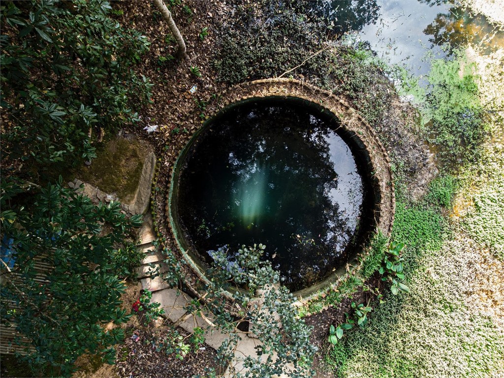 ¿Cada cuánto tiempo debo limpiar el pozo de agua? 