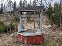 ¿Cómo se comprueba el nivel de agua en un pozo?