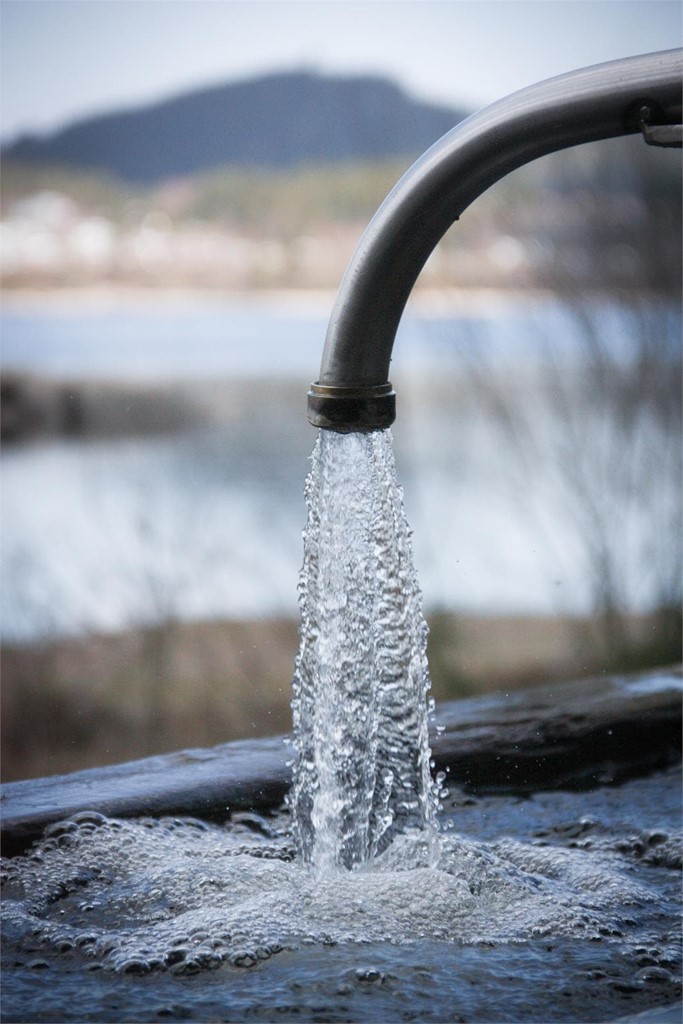 ¿Cómo se puede contaminar el agua de un pozo de barrena?