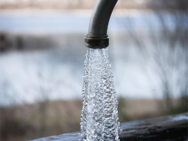 ¿Cómo se puede contaminar el agua de un pozo de barrena?