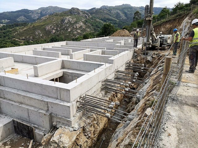 Cuando el terreno cede, apueste por micropilotes para edificaciones en ladera en Arteixo