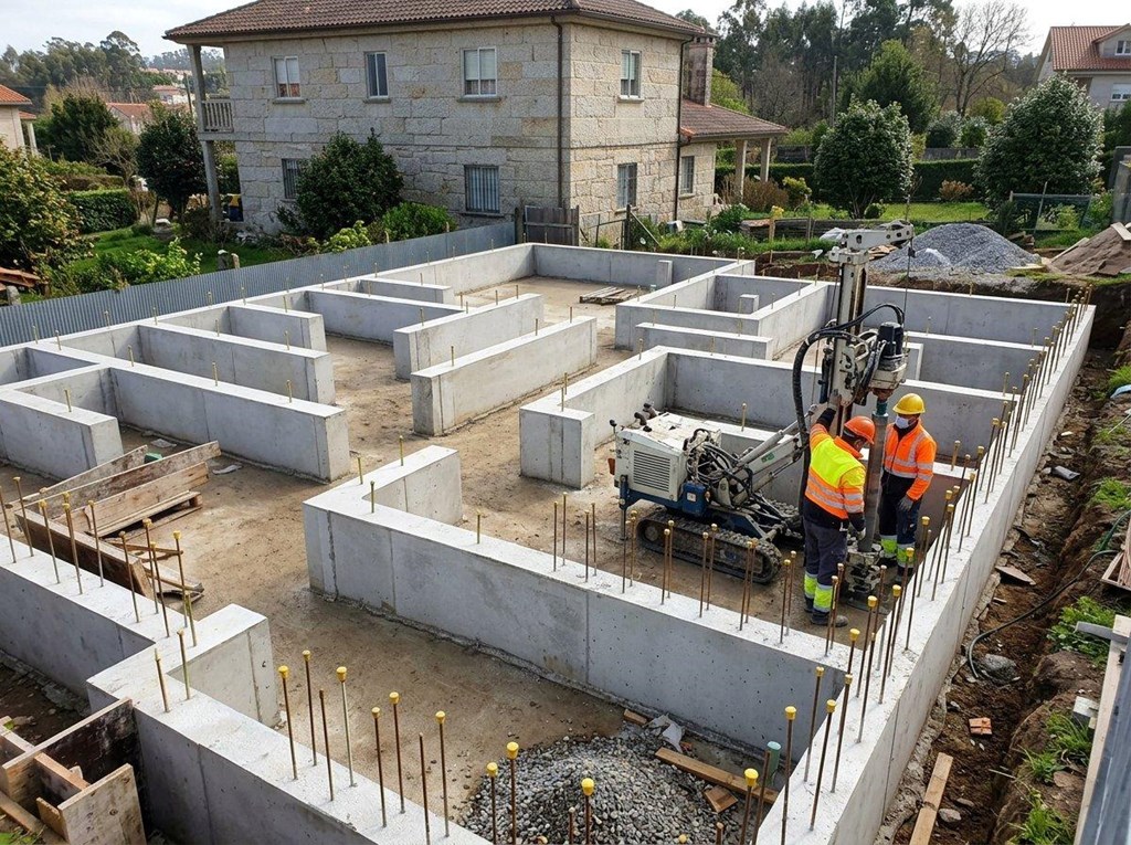 Foto 1 Micropilotes para edificaciones adosadas y medianeras en Oleiros: la obra que respeta a sus vecinos