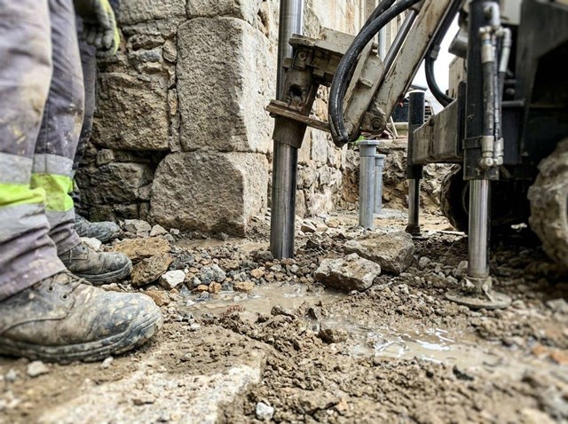 ¿Nota grietas en su vivienda? Lo solucionamos con refuerzo de cimentaciones con micropilotes en Vigo - Imagen 1