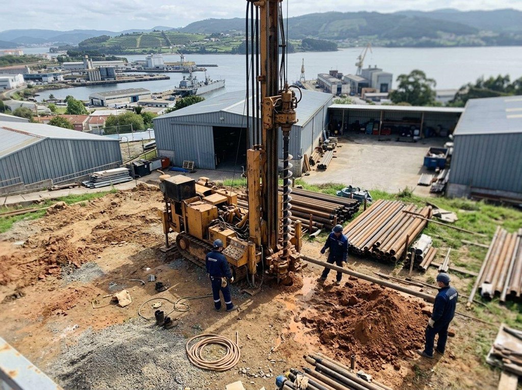Foto 1 Prevenimos las paradas por falta de agua con pozos de barrena para industrias y talleres en Ferrol