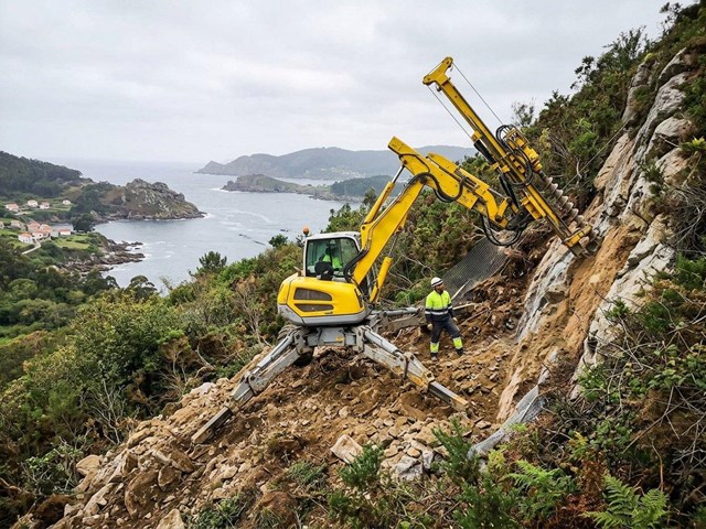 ¿Su parcela tiene pendiente? Contamos con maquinaria de araña para trabajos en ladera en Ferrol